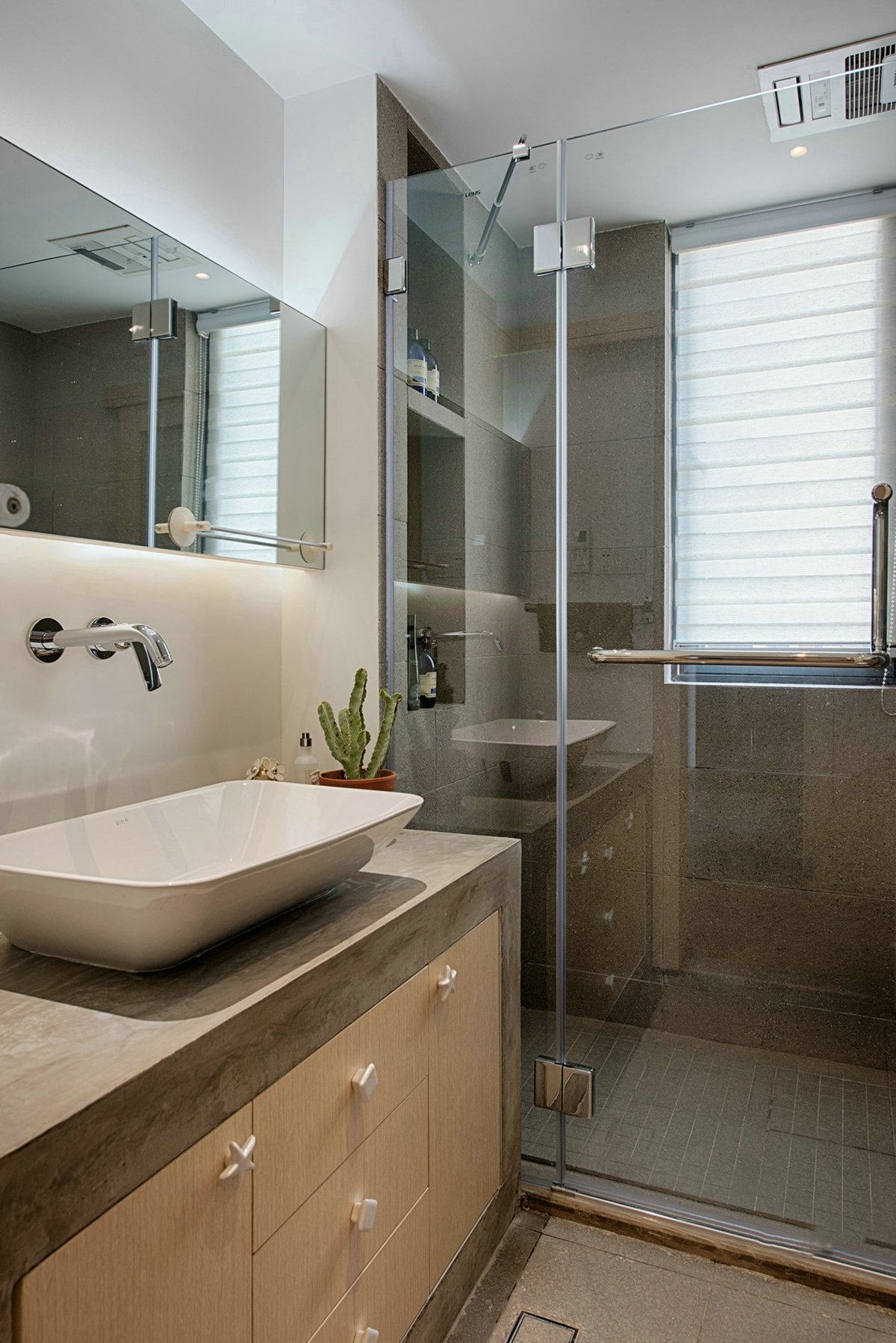 衛浴空間將寧靜與自然的元素帶到眼前，經過一天漫長的工作，來一場酣暢淋漓的淋浴，暫時遠離喧囂的都市生活。