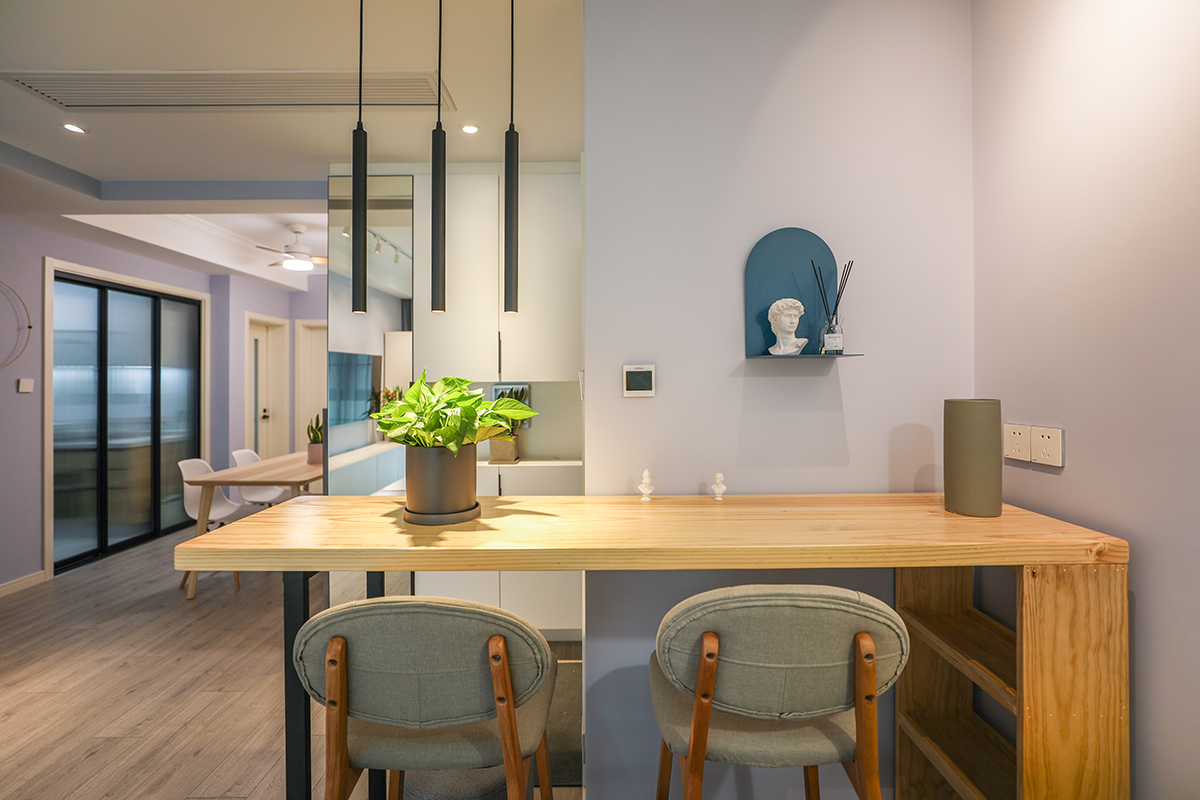 客廳背景墻采用乳膠漆的拼色來銜接，沒有使用軟包或者硬包，使得背景墻與整個(gè)空間能夠融合并且用幾何形的顏色塊來體現(xiàn)電視背景墻的突出性
