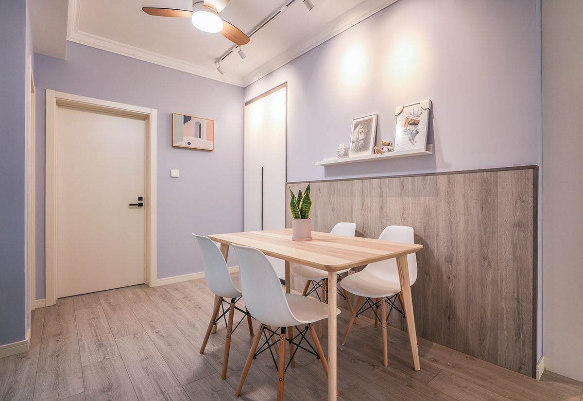 整個(gè)墻面采用水星戀歌的顏色，搭配淺灰木紋地板，配上綠植，著以木色的吧臺(tái)來突出生活的情調(diào)，干凈且清晰
