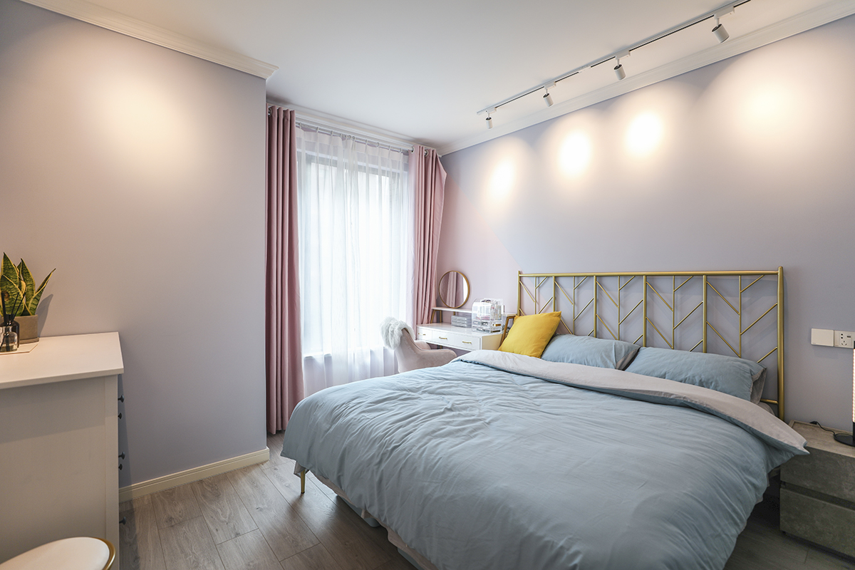 臥室的空間同樣做了簡(jiǎn)潔的處理，床頭背景的粉色撞色與窗簾完美搭配，搭配輕奢的床使的女主人的臥室空間美觀而又不失大方
