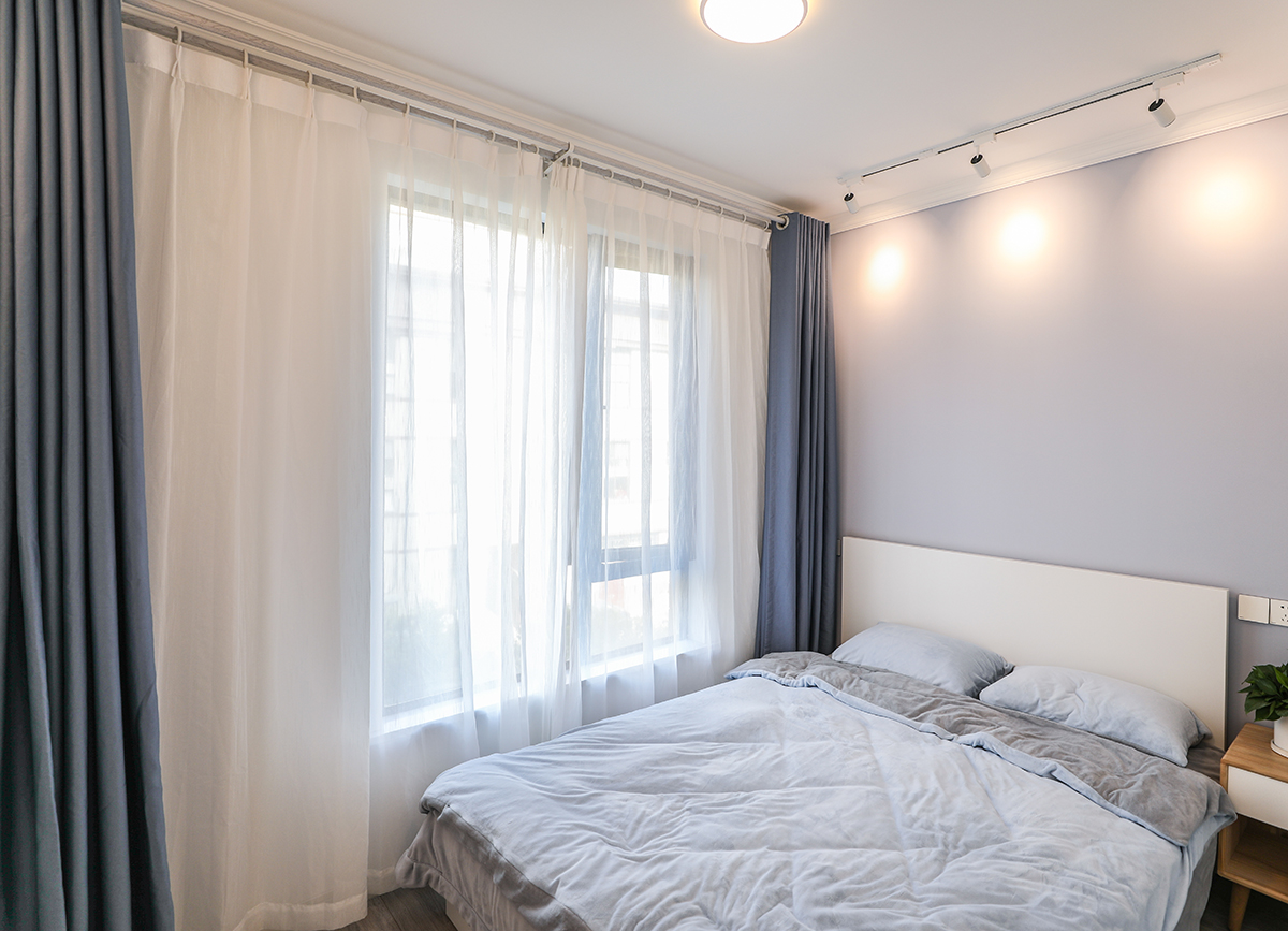 臥室的空間同樣做了簡(jiǎn)潔的處理，床頭背景的粉色撞色與窗簾完美搭配，搭配輕奢的床使的女主人的臥室空間美觀而又不失大方
