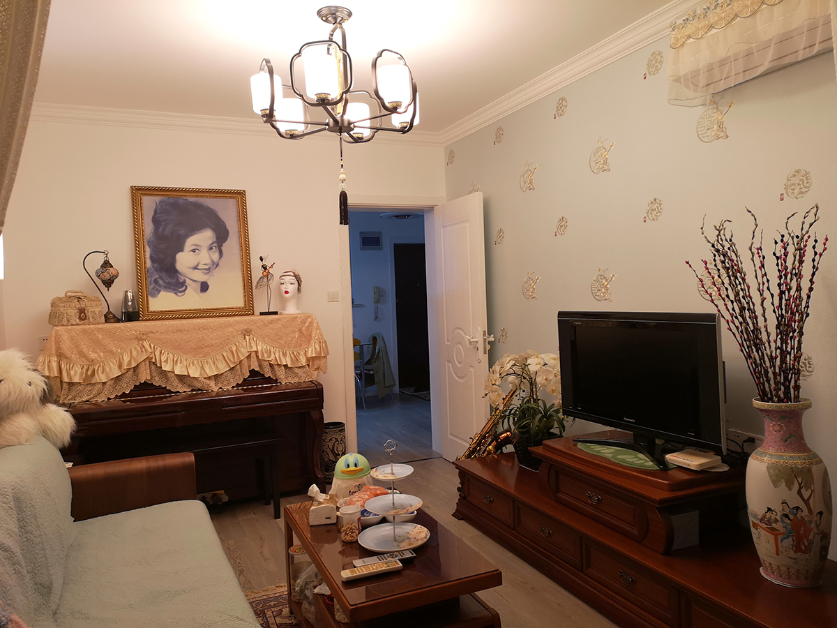 背景墻采用壁紙的裝飾材料進行裝飾，可以讓客廳看起來樸素簡單又不失高雅。
