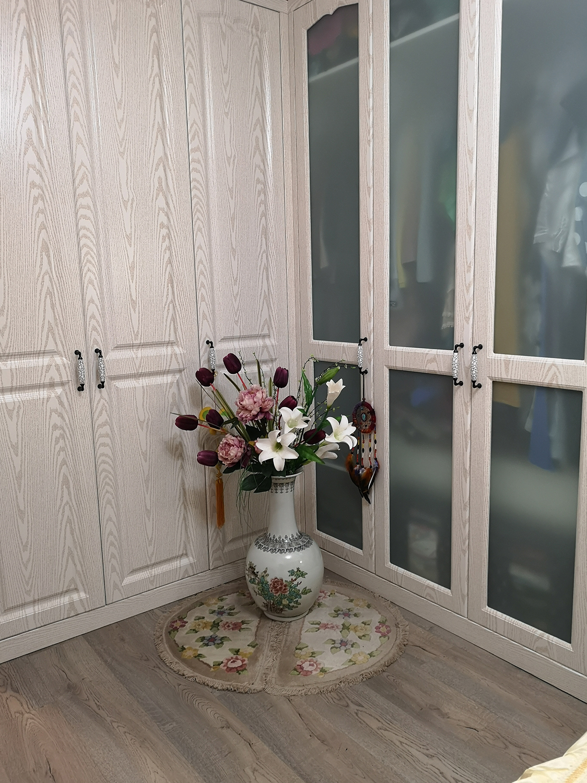 臥室利用空間做了開放式衣帽間，既滿足空間小儲物充分利用，又滿足女主人對生活品質的要求。
