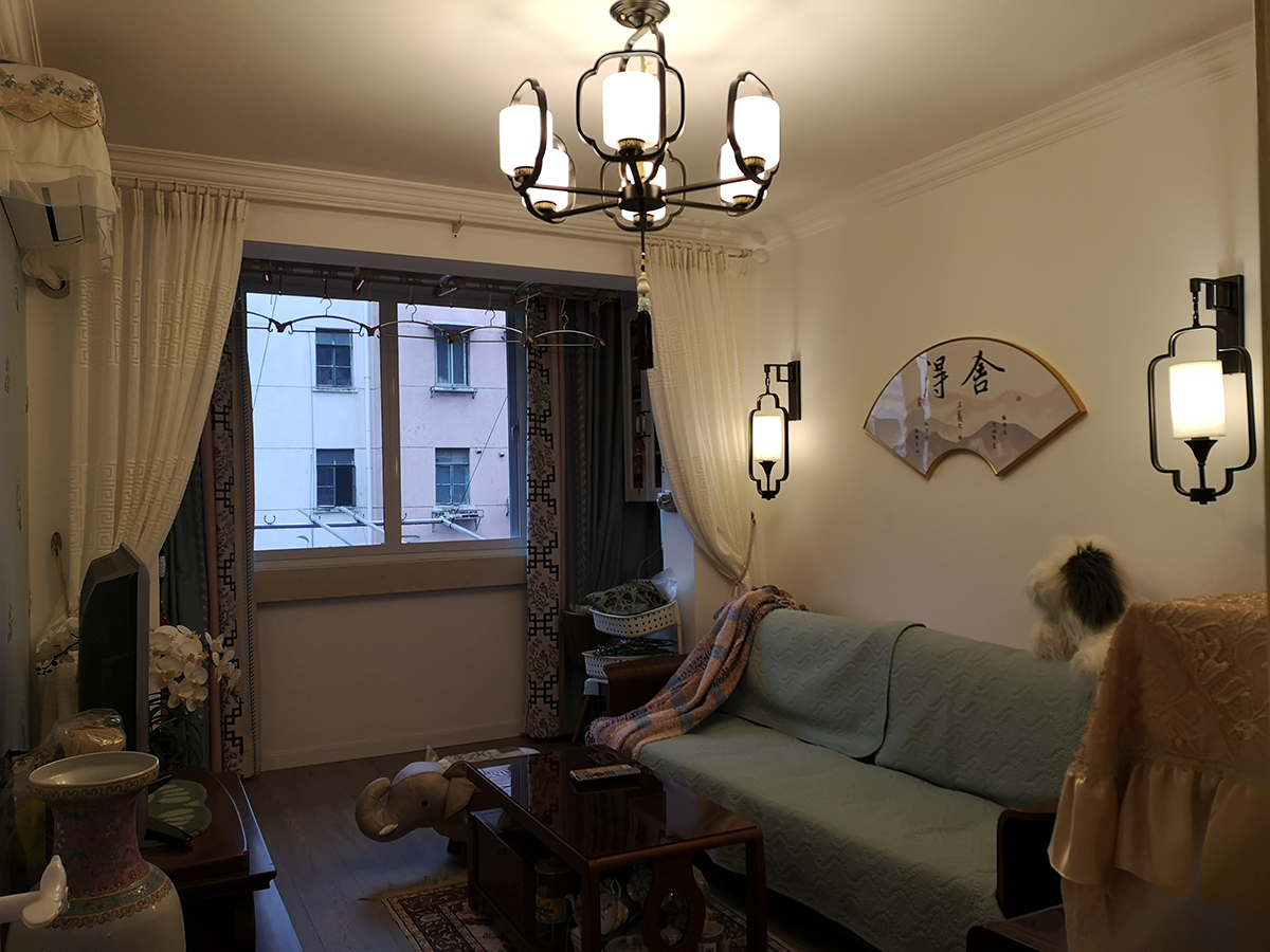 整個墻面采用米色基調，搭配深紋地板，配上舍得掛畫，生活情調就展現出來了。
