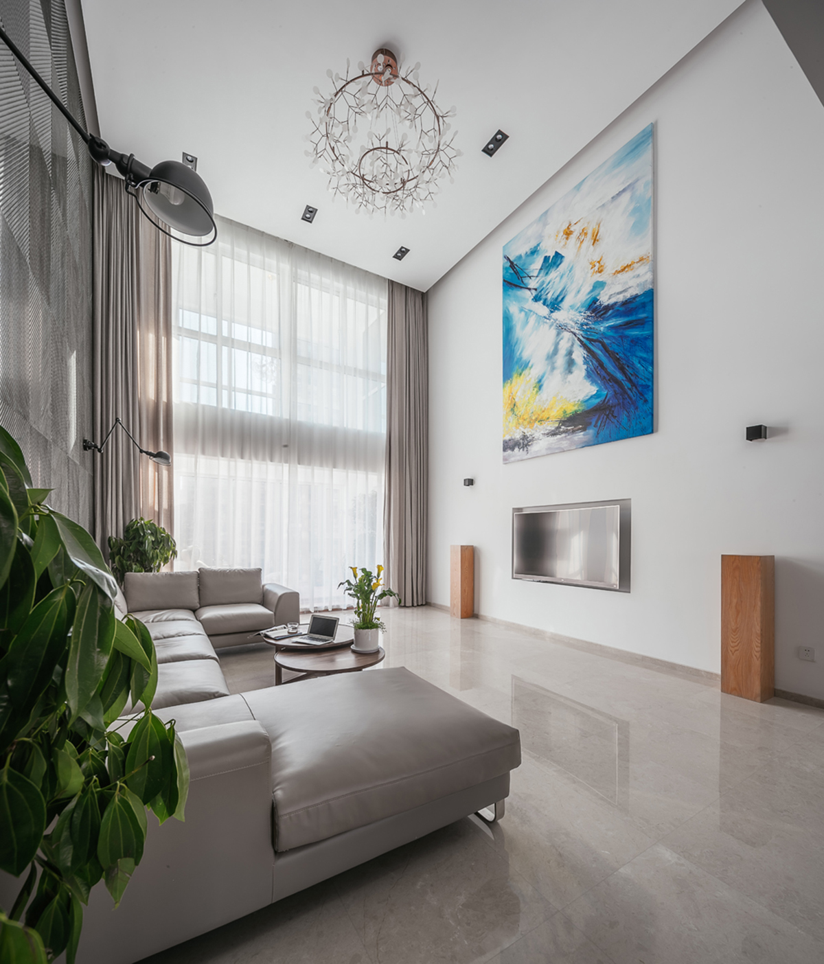 客廳是5.8米挑高空間，餐廳是2.8米正常層高。拿掉一個空中花園擴大餐廳空間，可以減弱客廳高度和餐廳長度的對比。原來的餐廳過于狹窄，與整體不合適。
