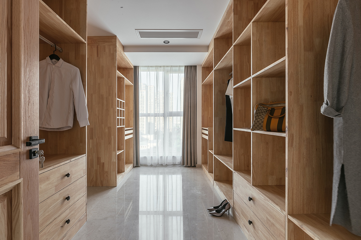 背景是整個房子最大的看點，我一直覺得設計用材只用最合適的，不用最貴的。青石板是大家在路邊廣場隨處可見的石材，價格不高但質感很棒。配以45度拉槽整體更有設計感，在光線照射后會呈現深淺不一的成次感。細節圖可以看出，背景關鍵是在安裝，每一個斜角銜接絲毫不差。整體形式感很強，在整體單調的環境中，背景是最精細的。在各個角度看都有不同的變化，擺脫石材給人冰冷呆板。
