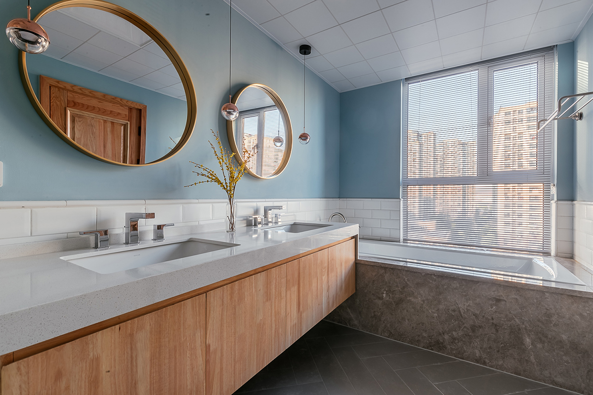 衛生間瓷磚選擇上以簡潔清爽為主，更是凸顯木制臺盆柜，格外的別致。
