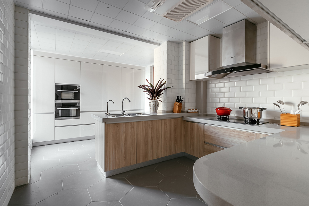 背景是整個房子最大的看點，我一直覺得設計用材只用最合適的，不用最貴的。青石板是大家在路邊廣場隨處可見的石材，價格不高但質感很棒。配以45度拉槽整體更有設計感，在光線照射后會呈現深淺不一的成次感。細節圖可以看出，背景關鍵是在安裝，每一個斜角銜接絲毫不差。整體形式感很強，在整體單調的環境中，背景是最精細的。在各個角度看都有不同的變化，擺脫石材給人冰冷呆板。
