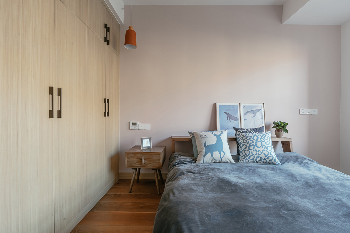 背景是整個房子最大的看點，我一直覺得設計用材只用最合適的，不用最貴的。青石板是大家在路邊廣場隨處可見的石材，價格不高但質感很棒。配以45度拉槽整體更有設計感，在光線照射后會呈現深淺不一的成次感。細節圖可以看出，背景關鍵是在安裝，每一個斜角銜接絲毫不差。整體形式感很強，在整體單調的環境中，背景是最精細的。在各個角度看都有不同的變化，擺脫石材給人冰冷呆板。