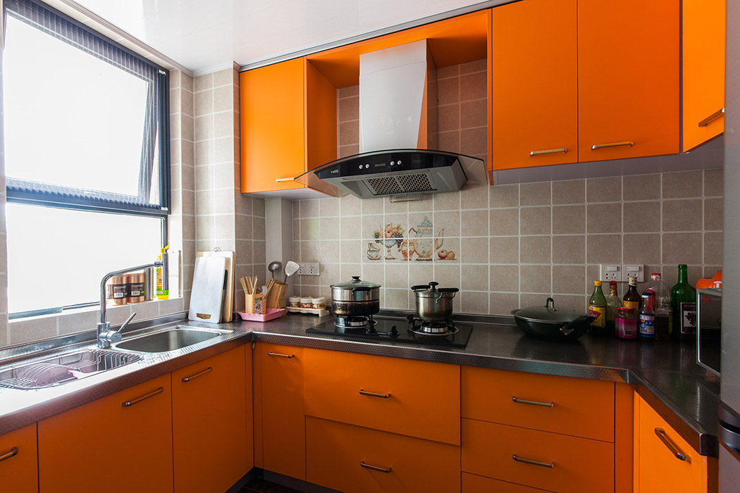 明朗跳躍色的的櫥柜，歐式田園式的墻磚，將雍容華貴的風格進行到底，大氣磅礴，猶然而生
