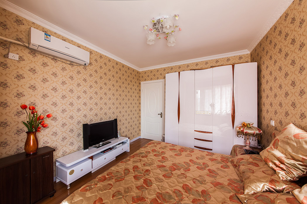 田園富貴的的風格顯而易見，無論是墻紙還是床上用品，讓人享受歐式田園浪漫情調
