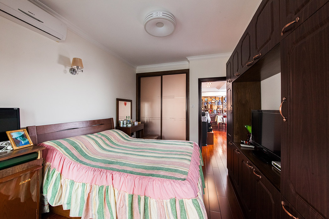 臥室簡潔又不失中式氣息，不經意間營造了一種安靜舒適的氣息