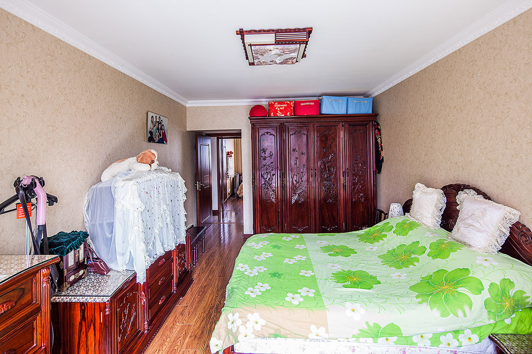 主臥的中式格調(diào)，增添幾分暖意，傳統(tǒng)的中式家具，簡約的生活，使整個(gè)居室在濃濃古韻中滲透了幾許現(xiàn)代氣息
