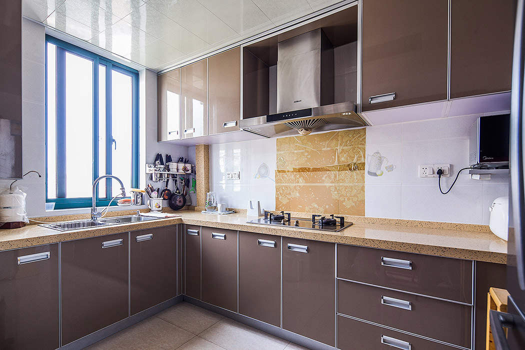 相當(dāng)廚房來說，簡潔大方，干凈清爽，是家庭生活中必不可少的因素，咖啡色晶鋼面板，低調(diào)不奢華