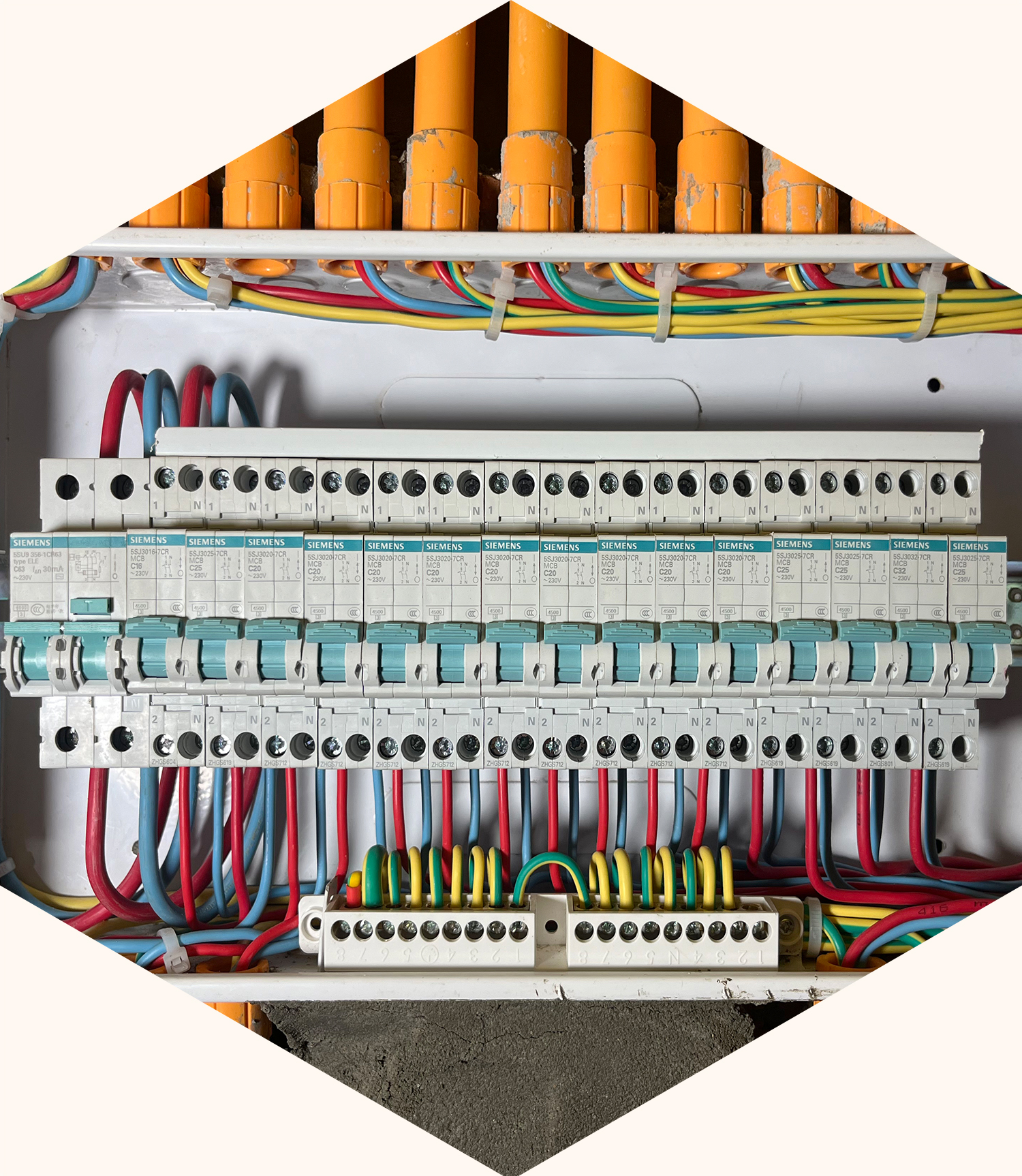 強電箱內排線順直工藝